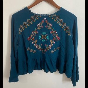 🌷Xhilaration Embroidered Long Sleeve Crop Top